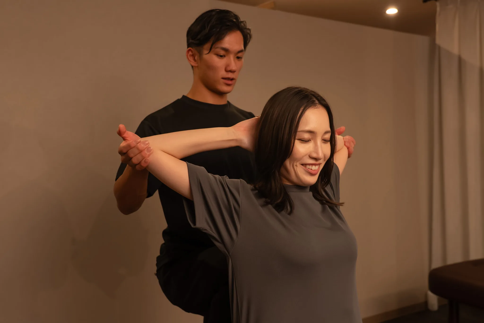 セルフストレッチを説明するトレーナー